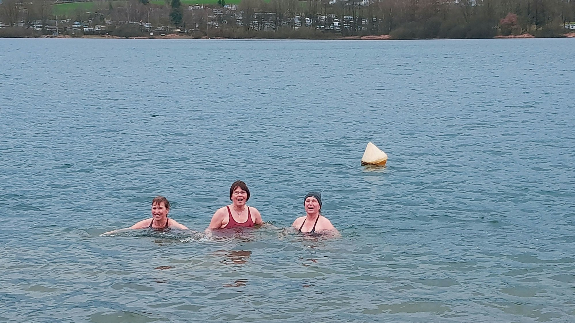 Drei Frauen schwimmen in der Brucher Talsperre.