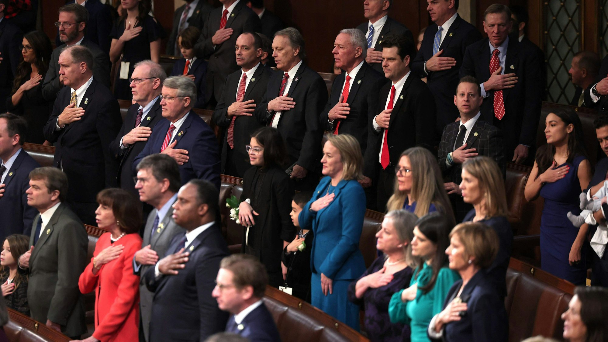 Mitglieder des US-Kongress halten sich die Hand auf ihr Herz.