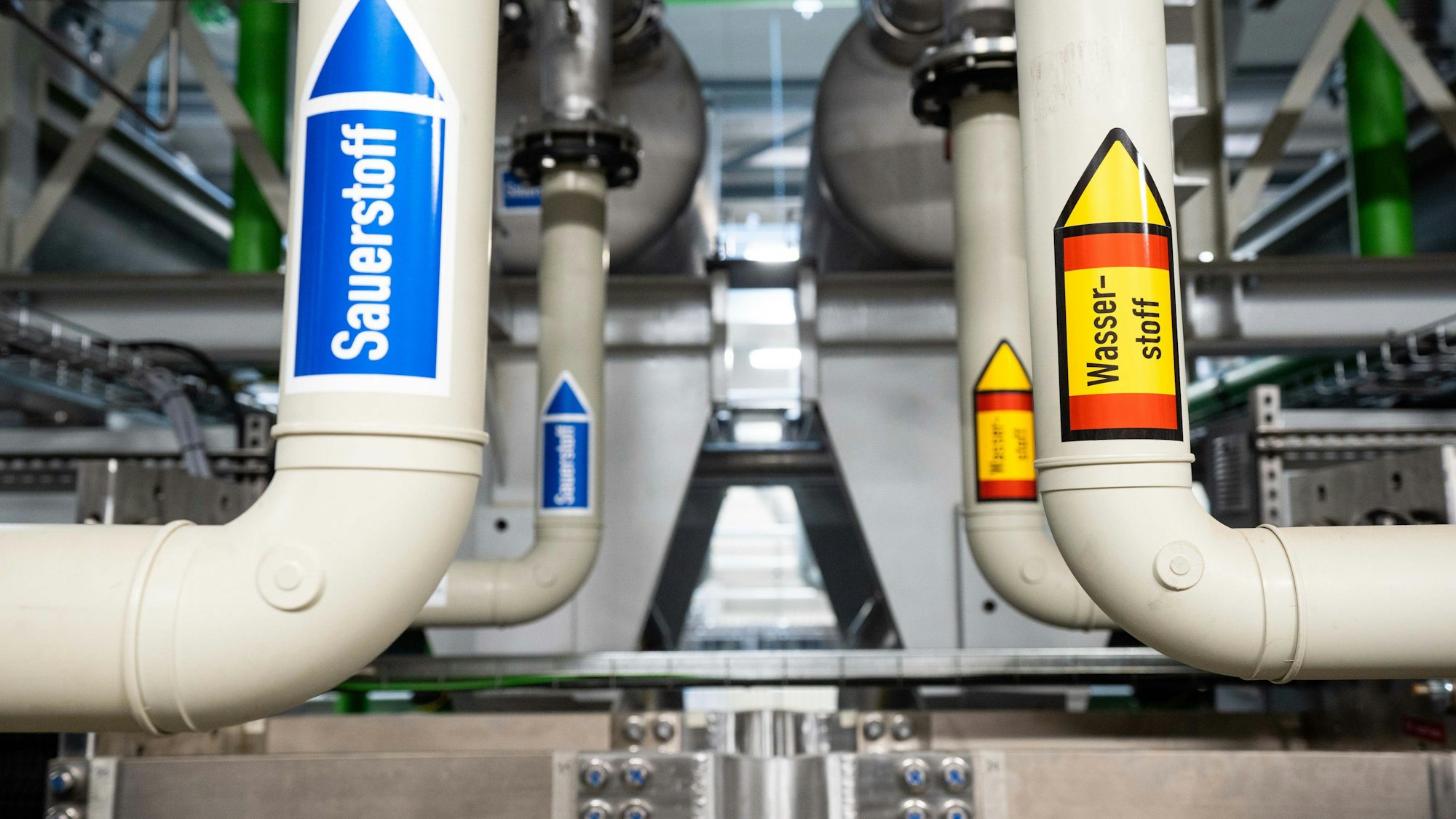 Auf Rohren einer Wasserstofferzeugungsanlage ist ein Aufkleber mit der Aufschrift „Wasserstoff“ angebracht. (Symbolbild)
