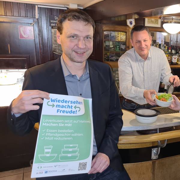 Wiedersehen macht Freude! WfL-Geschäftsführer Markus Märtens (rechts), Umweltdezernent Alexander Lünenbach (links) und Hagen Norhausen, Gastronom und Kreisvorsitzender des Deutschen Hotel- und Gaststättenverbands (DEHOGA), werben für das Förderprogramm Mehrwegverpackungen.