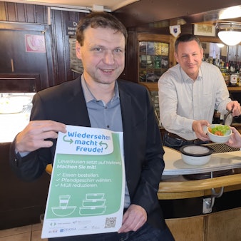 Wiedersehen macht Freude! WfL-Geschäftsführer Markus Märtens (rechts), Umweltdezernent Alexander Lünenbach (links) und Hagen Norhausen, Gastronom und Kreisvorsitzender des Deutschen Hotel- und Gaststättenverbands (DEHOGA), werben für das Förderprogramm Mehrwegverpackungen.