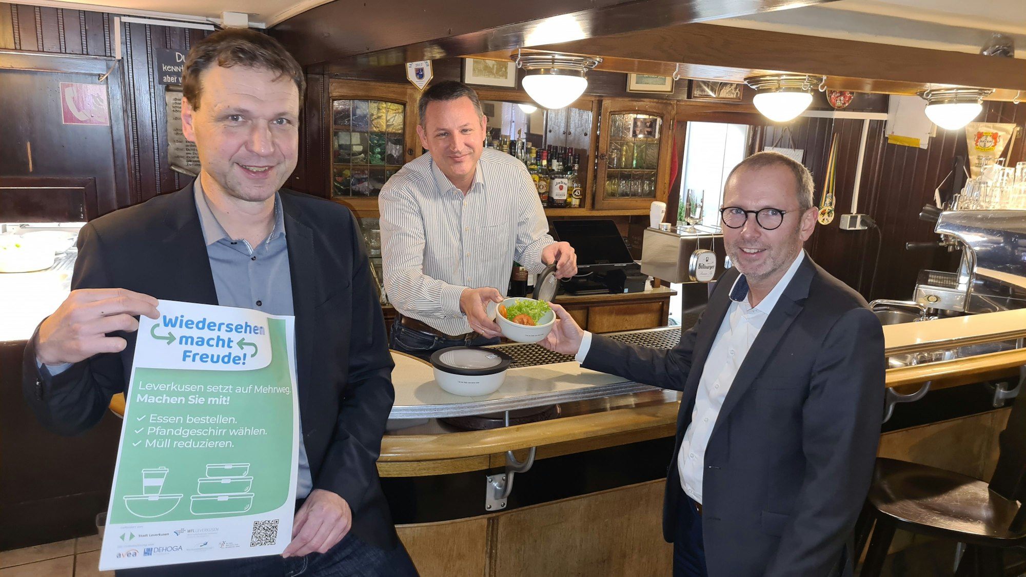 Wiedersehen macht Freude! WfL-Geschäftsführer Markus Märtens (rechts), Umweltdezernent Alexander Lünenbach (links) und Hagen Norhausen, Gastronom und Kreisvorsitzender des Deutschen Hotel- und Gaststättenverbands (DEHOGA), werben für das Förderprogramm Mehrwegverpackungen.