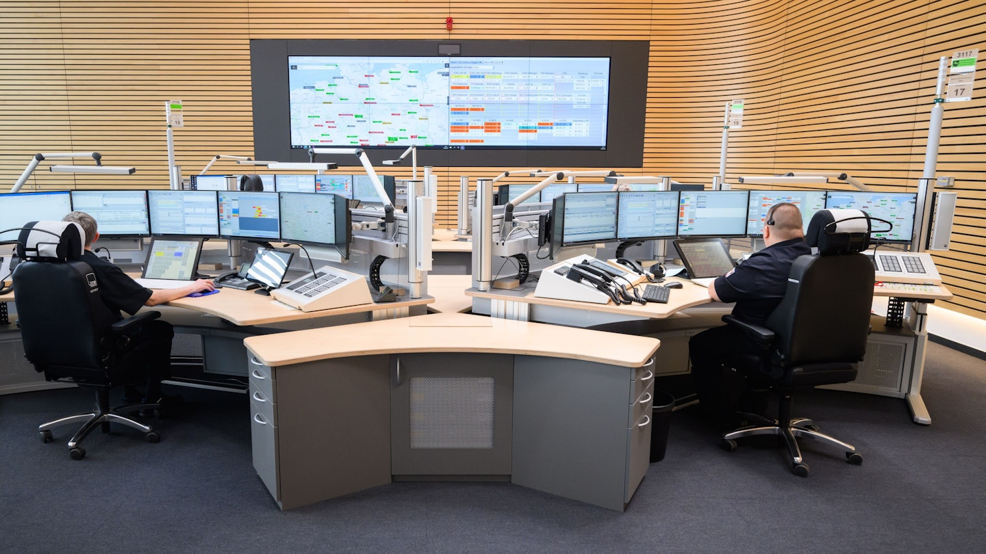 Disponenten arbeiten in einer Regionsleitstelle in der Feuer- und Rettungswache (Symbolbild)