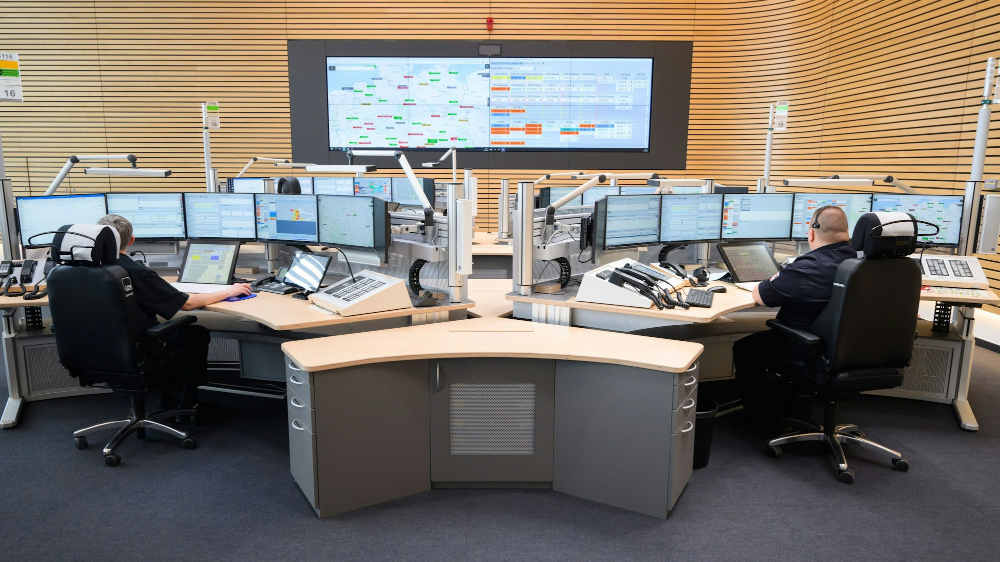 Disponenten arbeiten in einer Regionsleitstelle in der Feuer- und Rettungswache (Symbolbild)