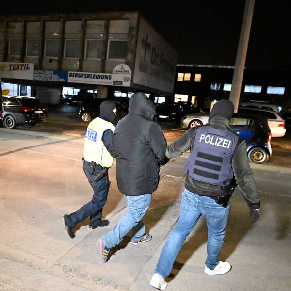 Polizisten führen bei einer Razzia im Clanmilieu einen Verdächtigen ab. Im Prozess gegen mutmaßliche Angehörige des Al-Zein-Clans will das Düsseldorfer Landgericht an diesem Donnerstag (21.12.2022) das Urteil verkünden. Die Staatsanwaltschaft hat bis zu sechs Jahre Haft beantragt.