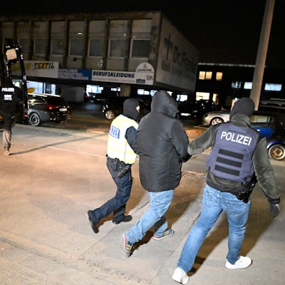 Polizisten führen bei einer Razzia im Clanmilieu einen Verdächtigen ab. Im Prozess gegen mutmaßliche Angehörige des Al-Zein-Clans will das Düsseldorfer Landgericht an diesem Donnerstag (21.12.2022) das Urteil verkünden. Die Staatsanwaltschaft hat bis zu sechs Jahre Haft beantragt.