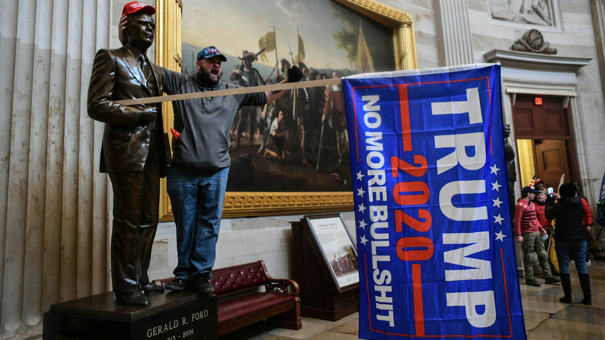 Ein Trump-Unterstützer randaliert und schreit im US-Kapitol, nachdem Anhänger von des ehemaligen US-Präsidenten das Gebäude gestürmt hatten.