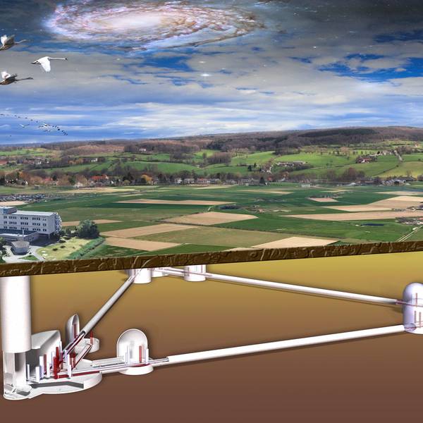 Das Bild ist eine Grafik, die den geplanten Bau des Einstein-Teleskops zeigt. Durch einen Querschnitt sieht man die Tunnel, die unterirdisch im Dreieck angeordnet sind. Oberirdisch ist die ländliche Region des Dreiländerecks sowie ein Institutsgebäude zu sehen.