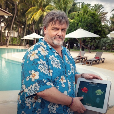 Hape Kerkeling steht in einem Hawaii-Hemd vor einem Pool. Er spielt Edwin Öttel in "Club Las Piranjas"