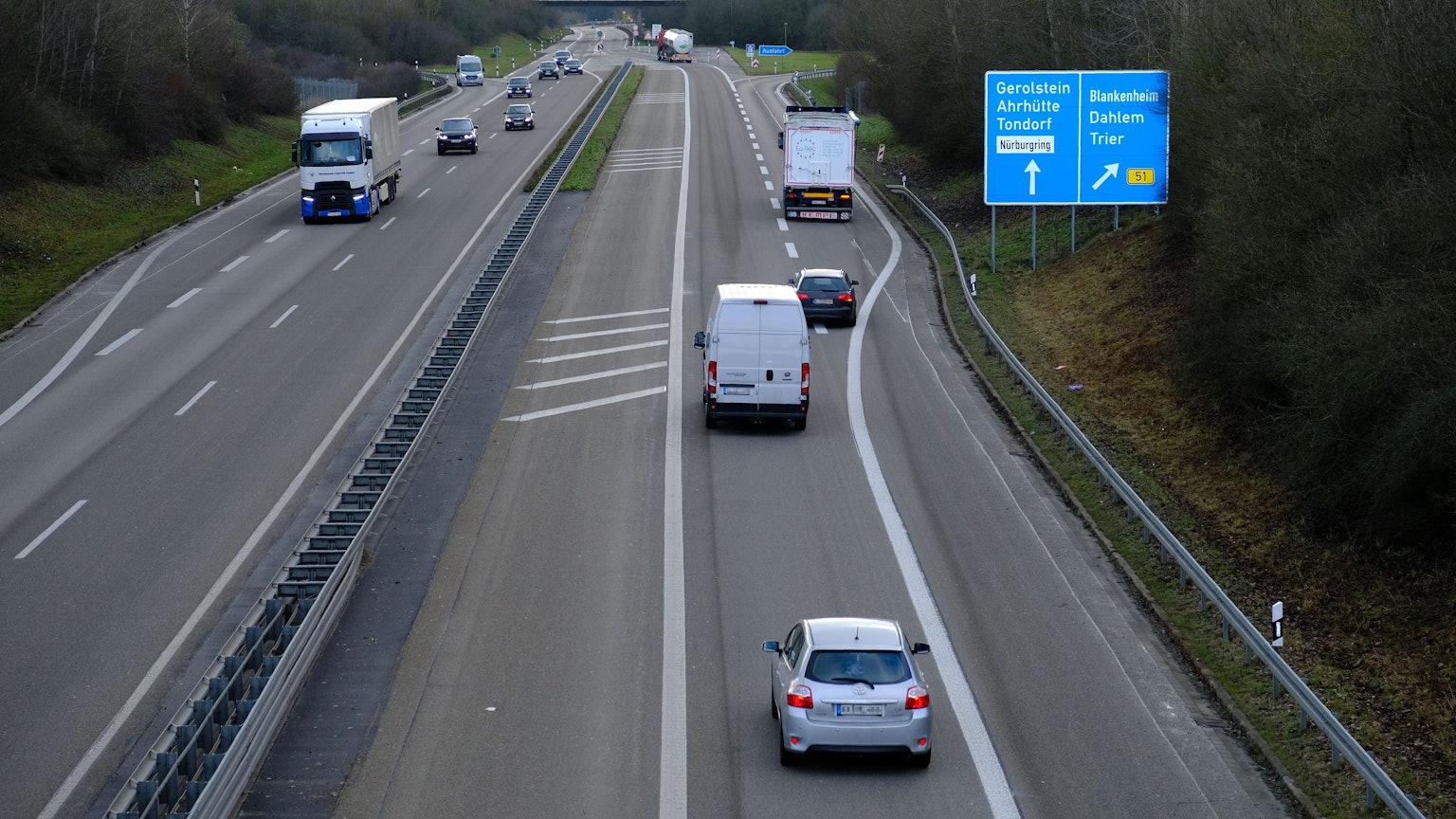 Auf einer Autobahn fahren mehrere Autos und Lkws.