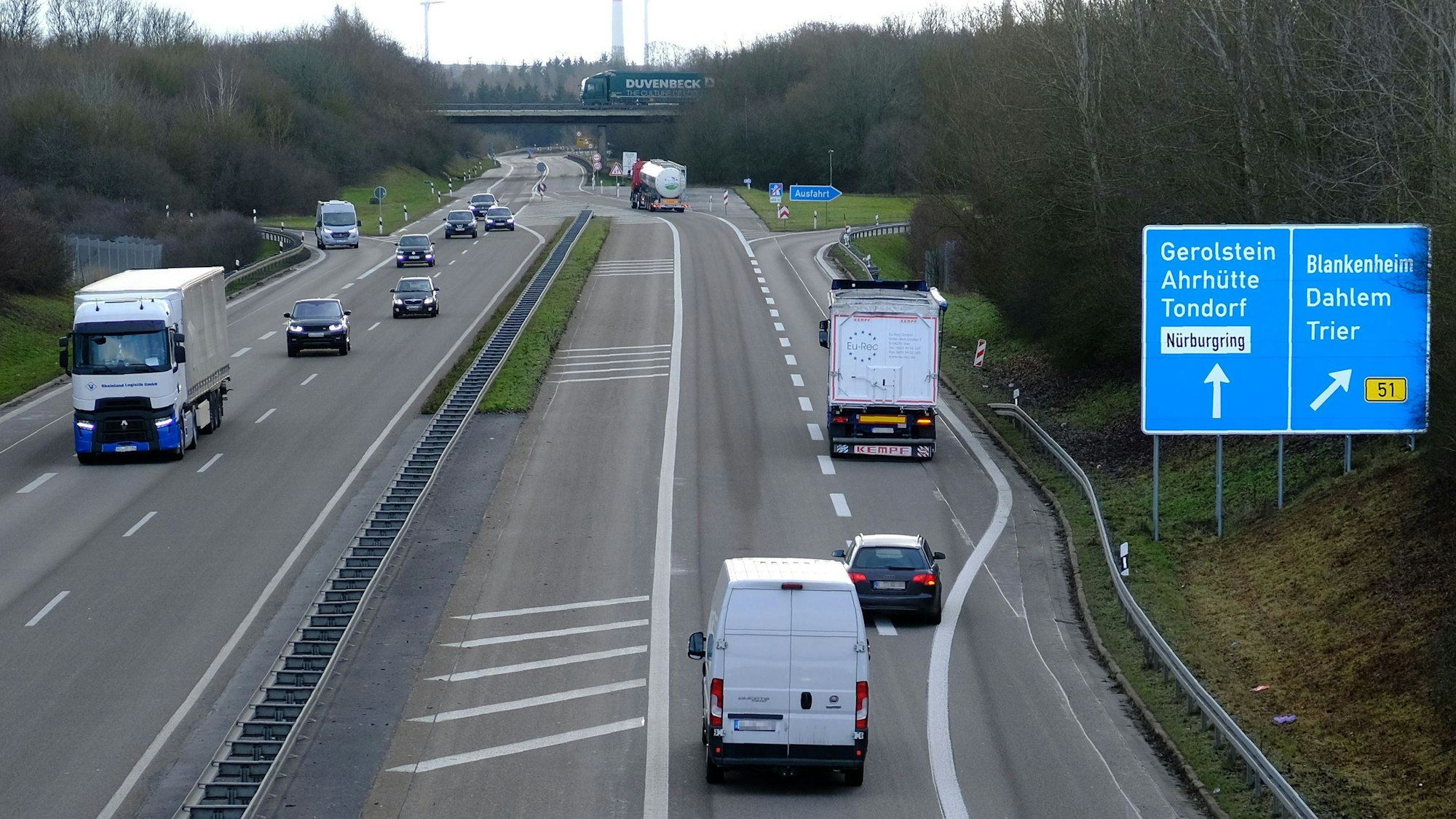 Auf einer Autobahn fahren mehrere Autos und Lkws.