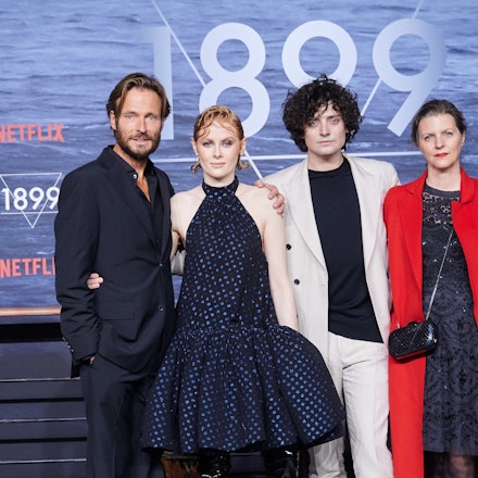 Die Schauspieler Andreas Pietschmann (l-r), Emily Beecham, Aneurin Barnard, Jantje Friese und Baran Bo Odar bei der Premiere der Netflix Serie 1899.