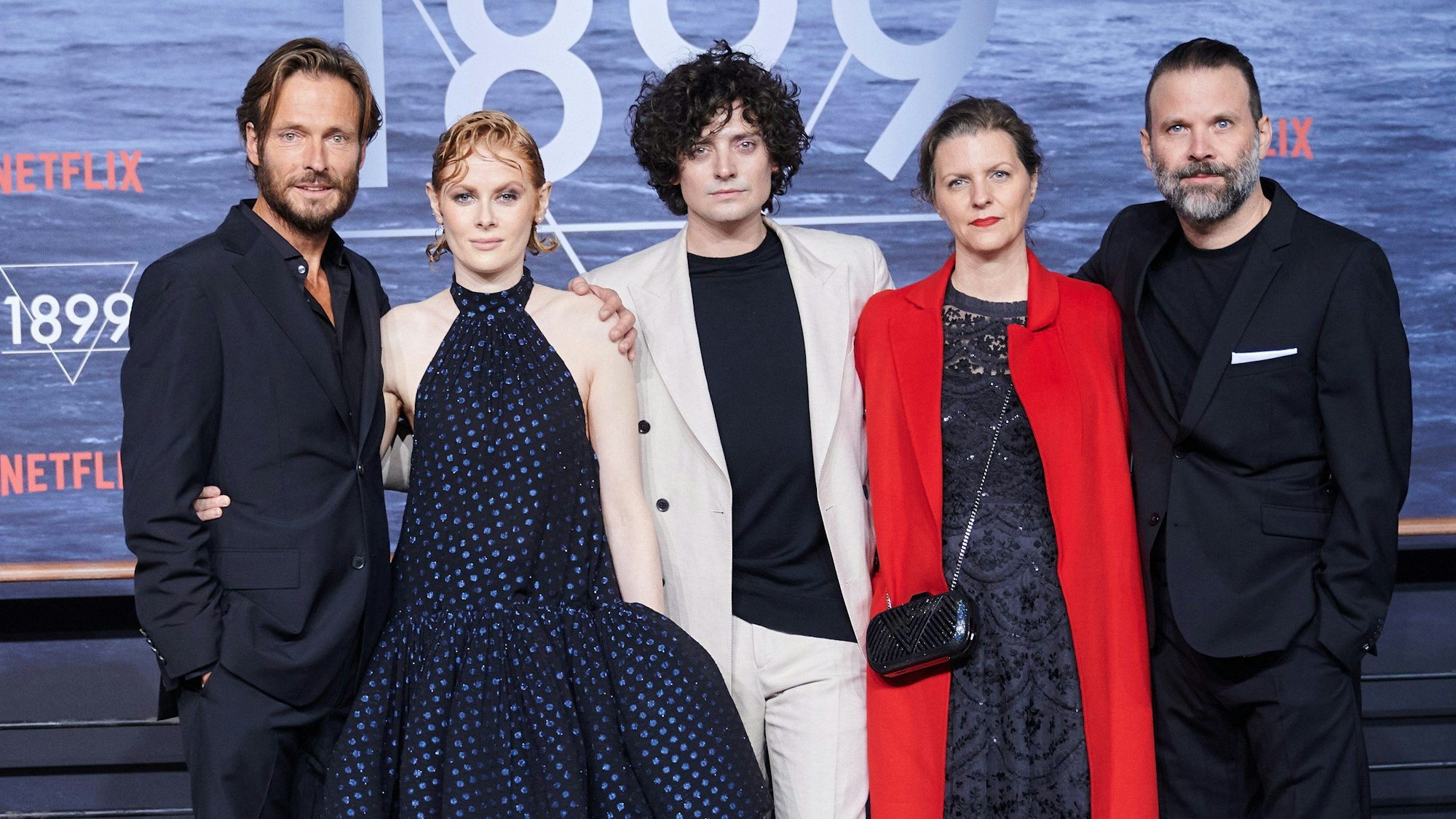 Die Schauspieler Andreas Pietschmann (l-r), Emily Beecham, Aneurin Barnard, Jantje Friese und Baran Bo Odar bei der Premiere der Netflix Serie 1899.