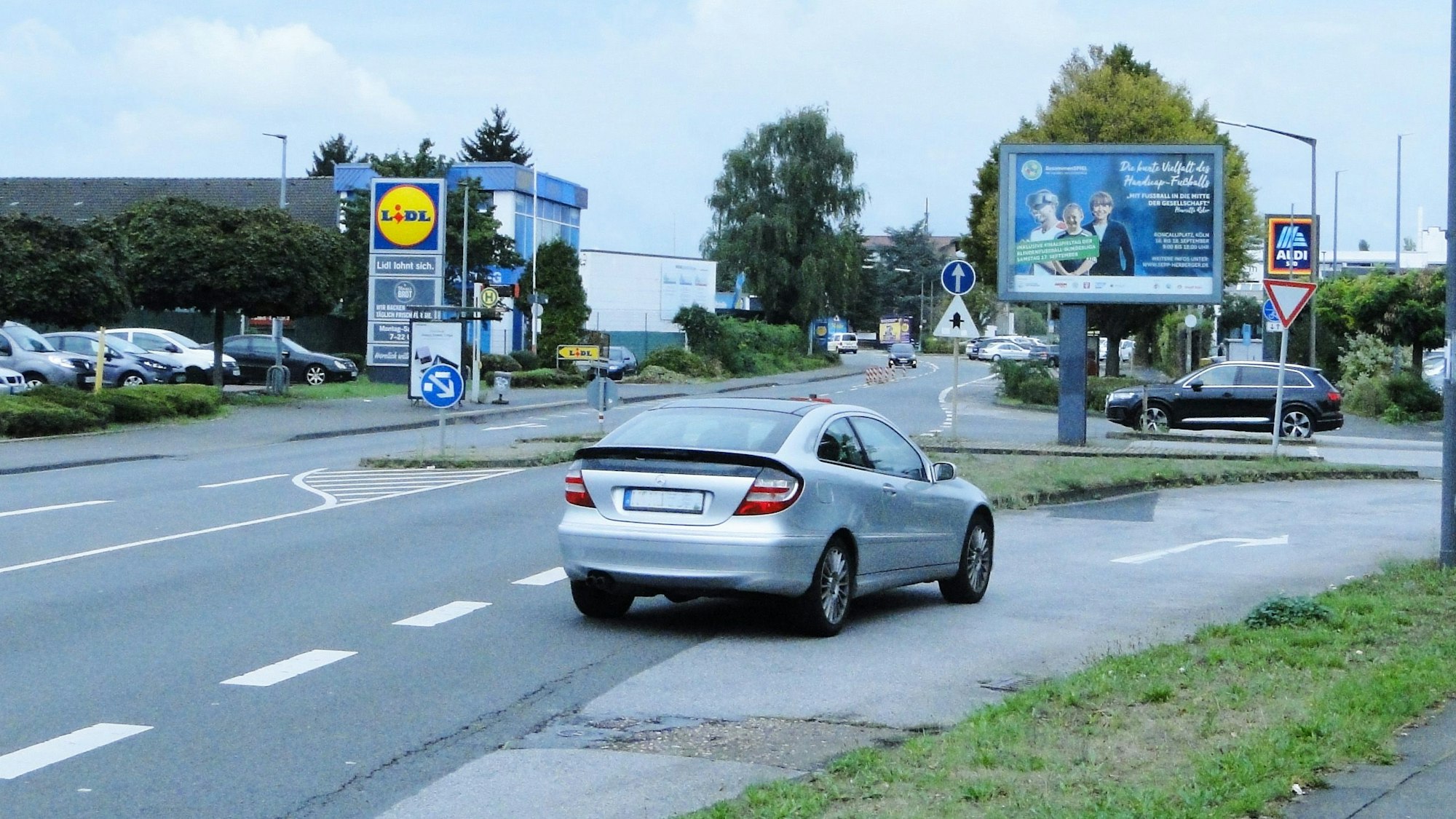 Ein Auto biegt ins Gewerbegebiet Pesch ein.