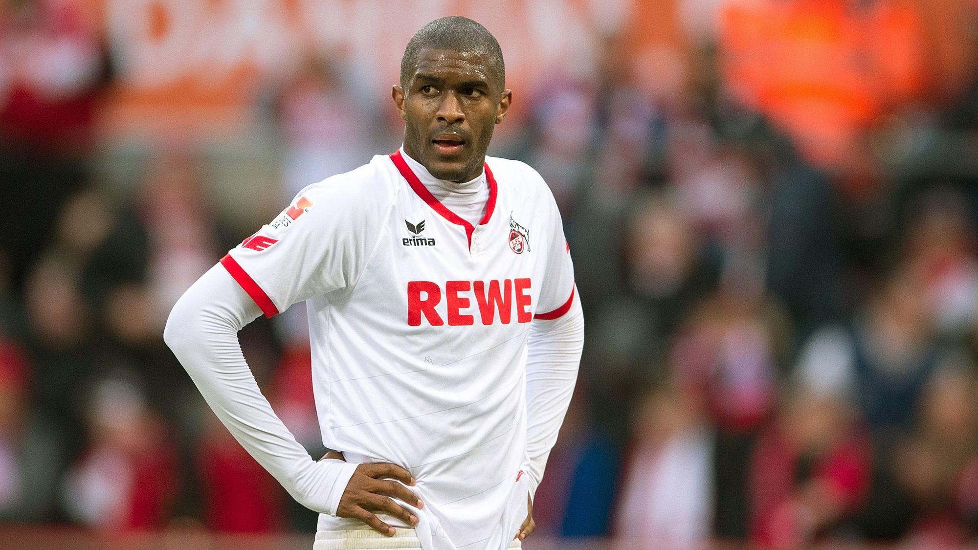 Kölns Anthony Modeste hat nach einer vergebenen Torchance die Arme in die Hüften gelegt.