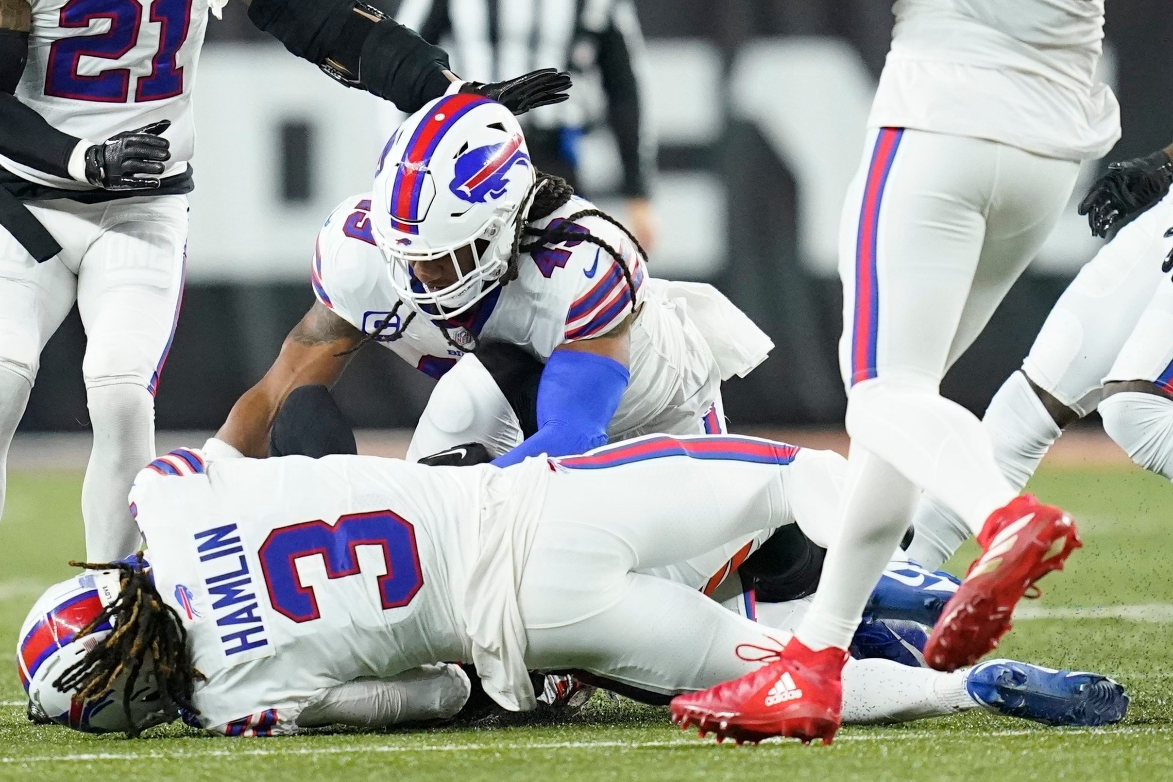 Damar Hamlin (Nummer 3) geht zu Boden, nachdem er Bengals-Receiver Tee getackelt hat. Wenige Sekunden später kollabierte Hamlin.