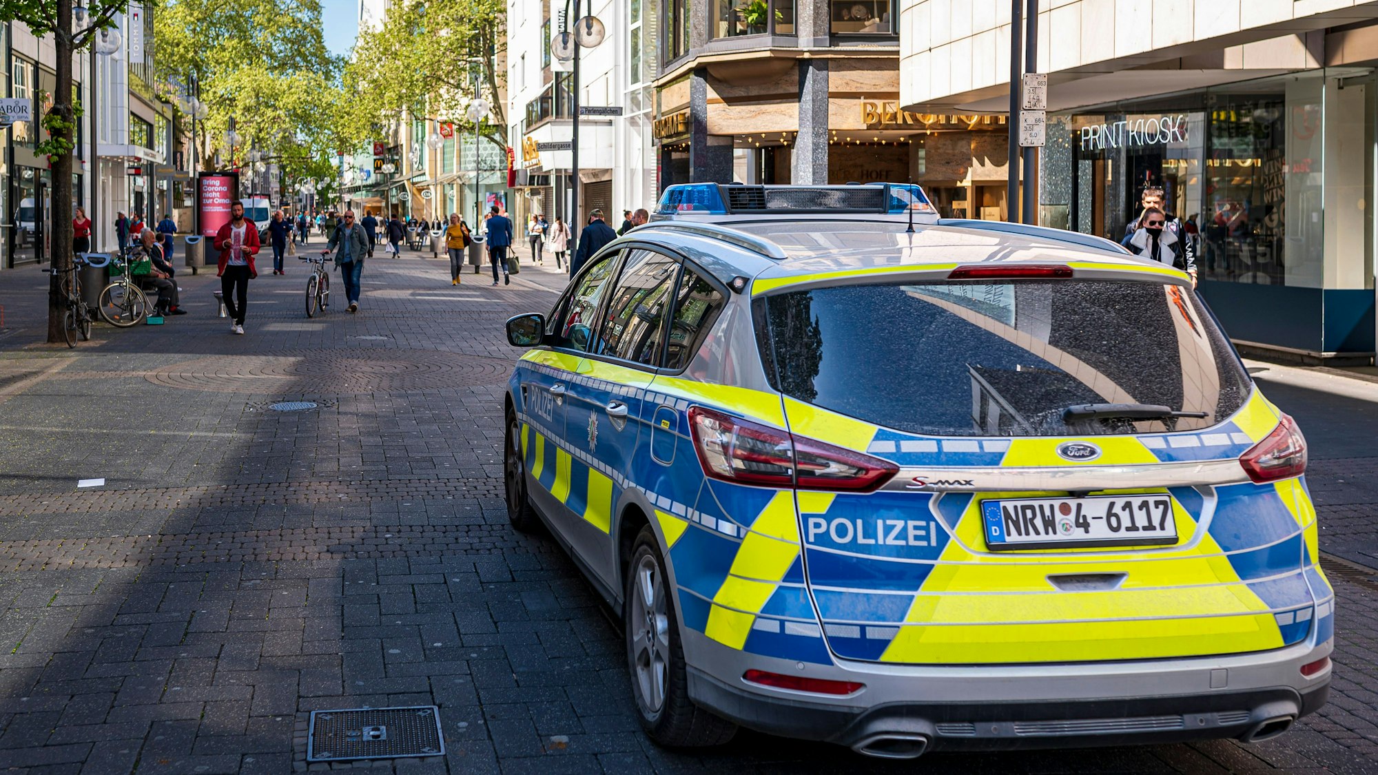 Ein Polizeiwagen fährt über die Schildergasse.