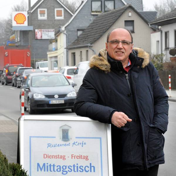 Argirios Papazoglou steht vor seinem restaurant in Burscheid. Bild: Britta Berg
