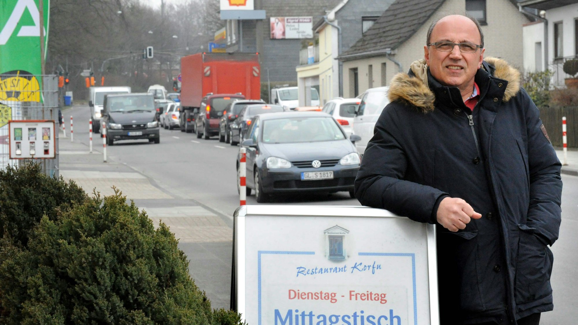 Argirios Papazoglou steht vor seinem restaurant in Burscheid. Bild: Britta Berg