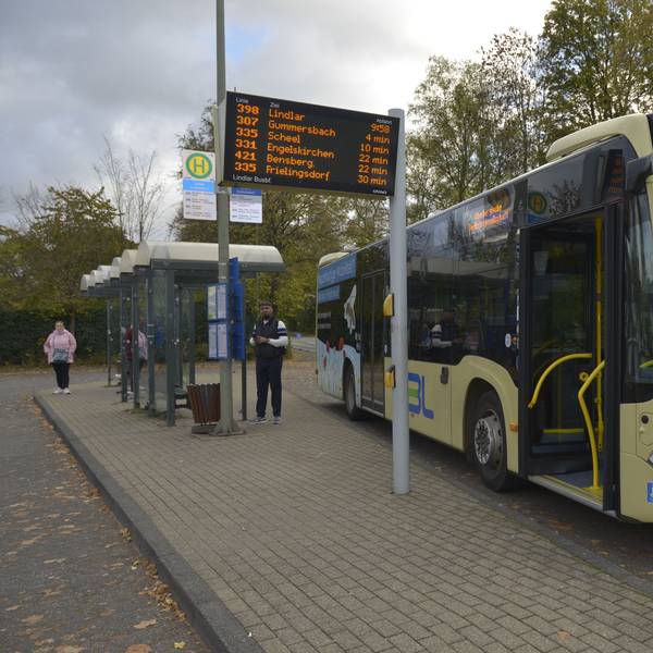 Ein Bus steht an einer Bushaltestelle in Oberberg.