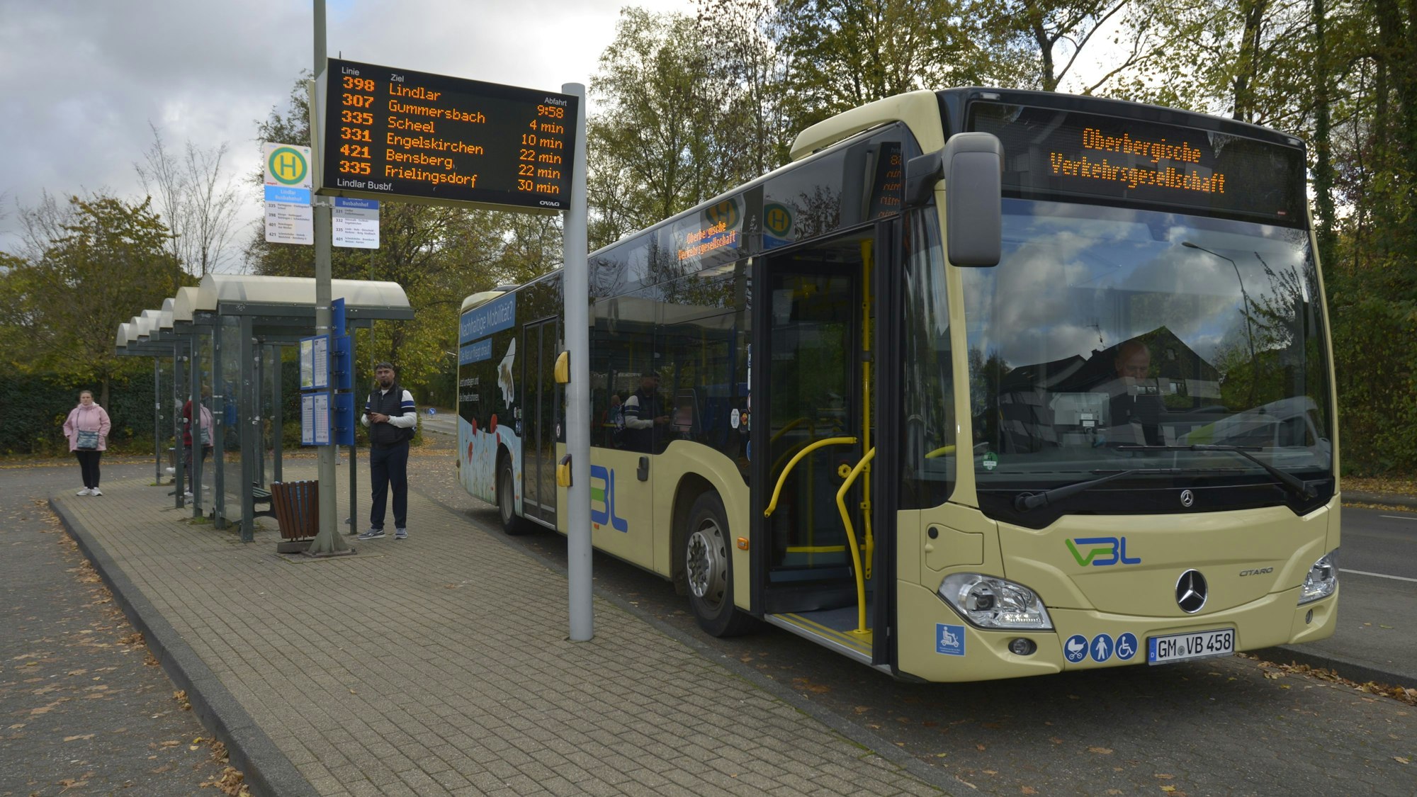 Ein Bus steht an einer Bushaltestelle in Oberberg.