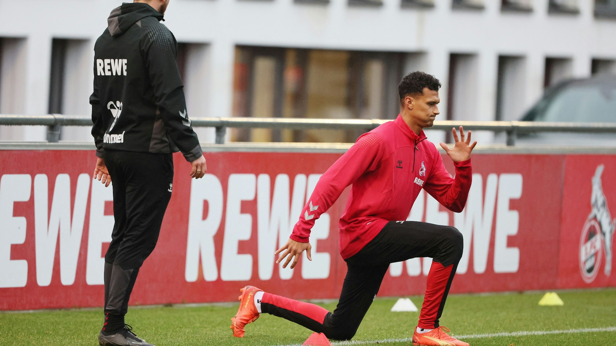 Neuzugang Davie Selke trainert beim 1. FC Köln, er macht eine Mobilitätsübung für die Beine.