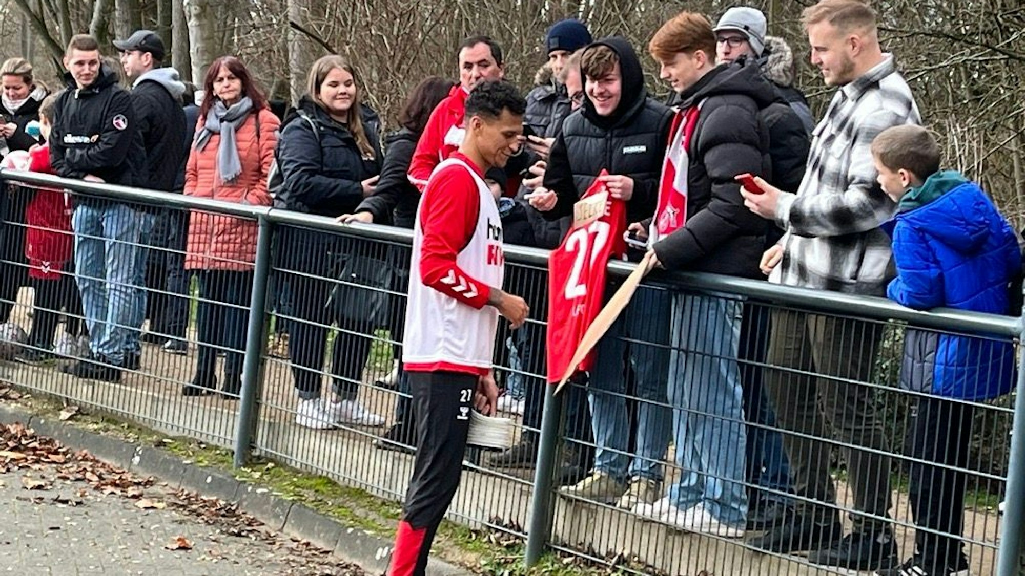 FC-Fans begrüßen Davie Selke beim Training des 1. FC Köln.