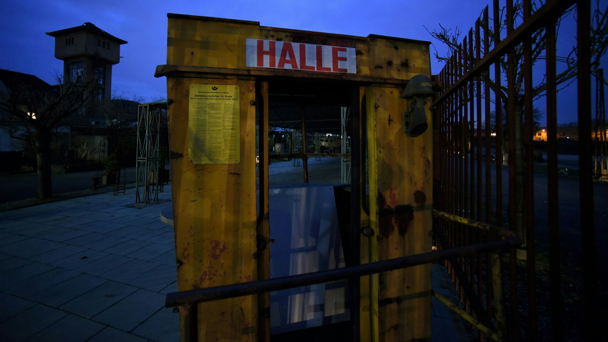 Die Bühne ist angerichtet, eine nächtliche Momentaufnahme von Kölner Musikclubs in Mitten des Corona-Lockdowns.