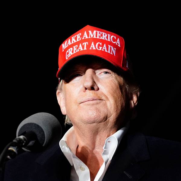 EX-US-Präsident Donald Trump spricht in ein Mikrofon.