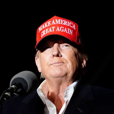 EX-US-Präsident Donald Trump spricht in ein Mikrofon.