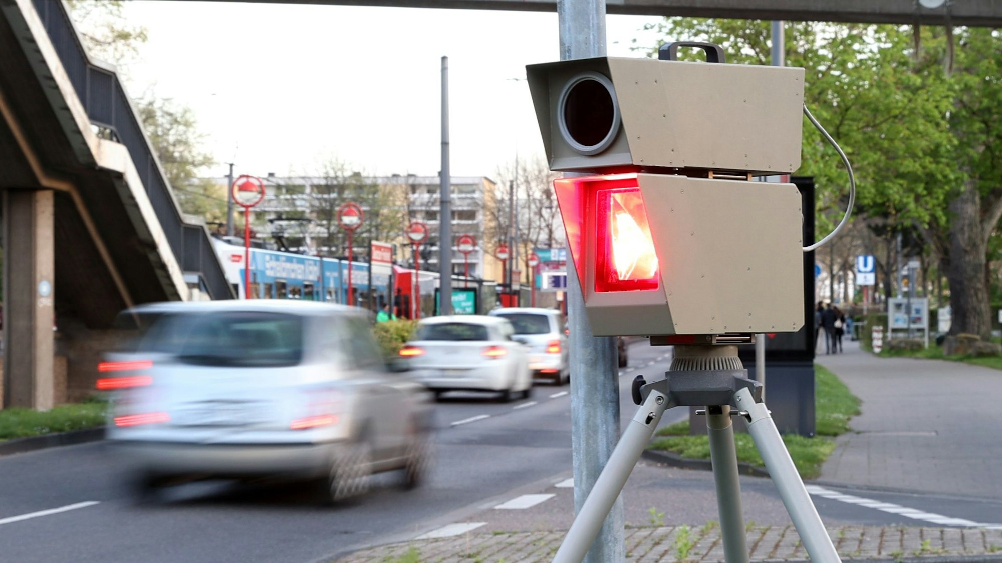 Ein Blitzer an einer Kölner Straße (Symbolbild)