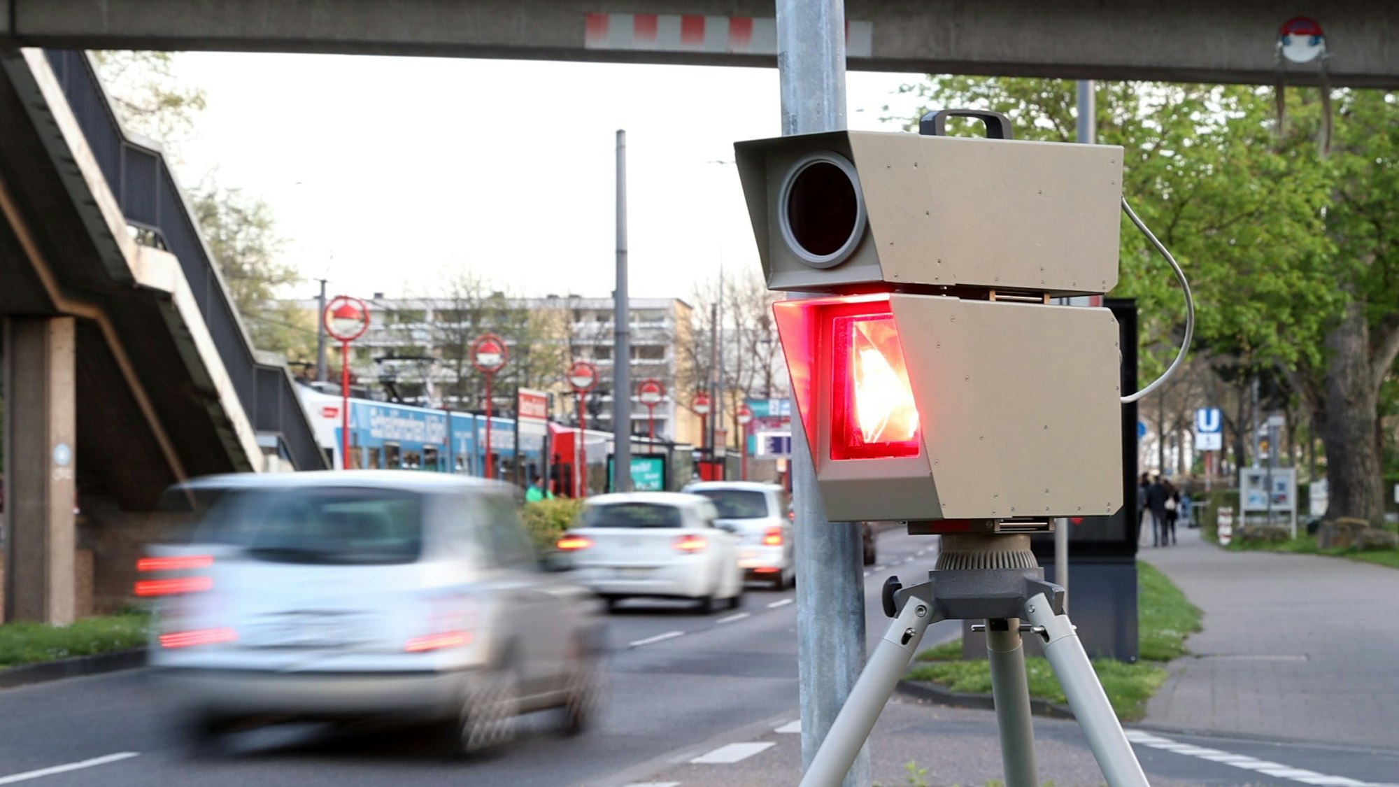 15.04.2022
Köln
Unterwegs mit der Kölner Polizei auf der Jagd nach Autotunern und -posern an „Carfreitag“