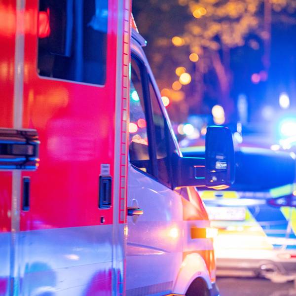 Die Polizei und ein Rettungswagen sind auf den Ringen im Einsatz.
