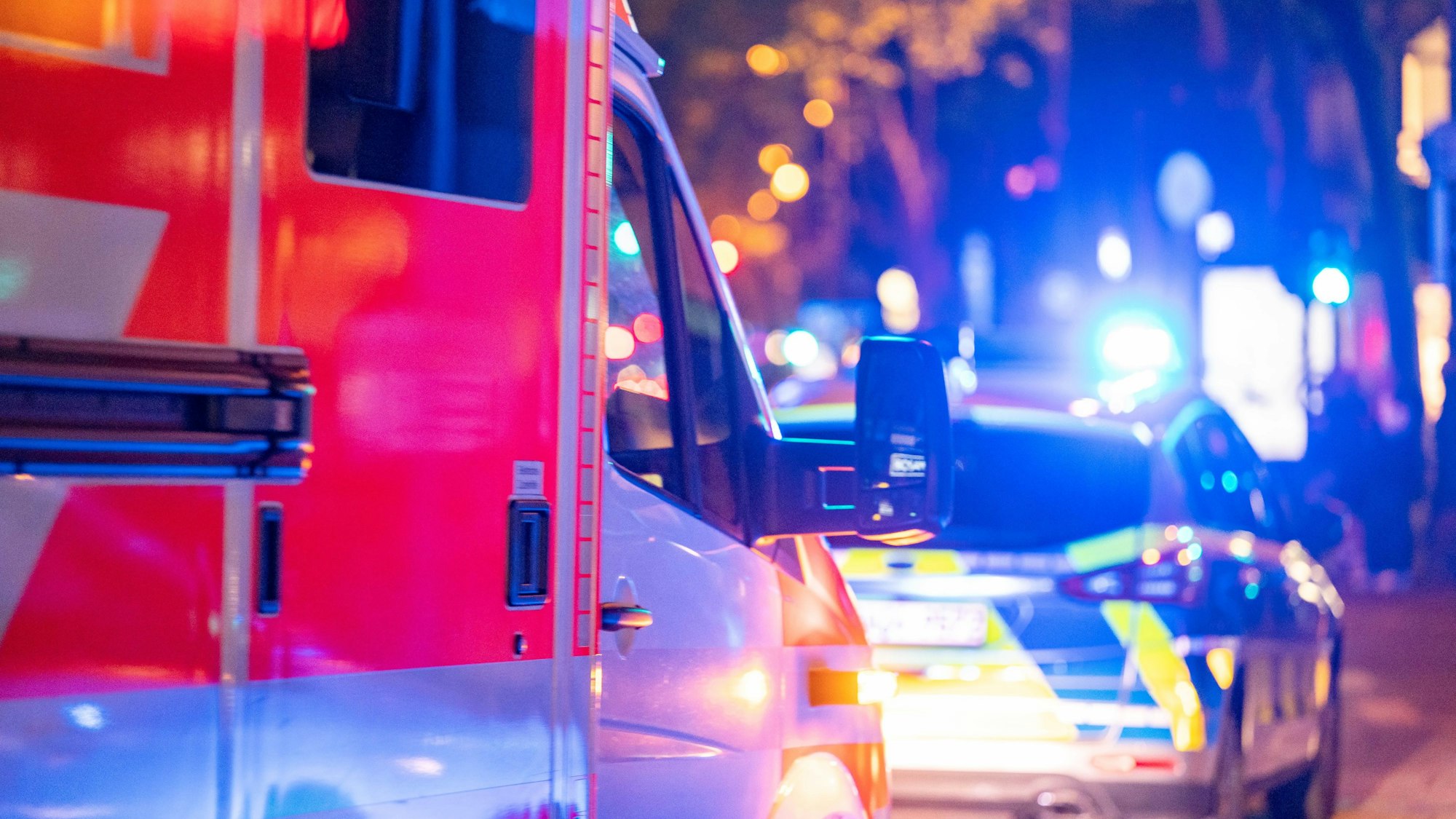 Die Polizei und ein Rettungswagen mit Blaulicht im Einsatz