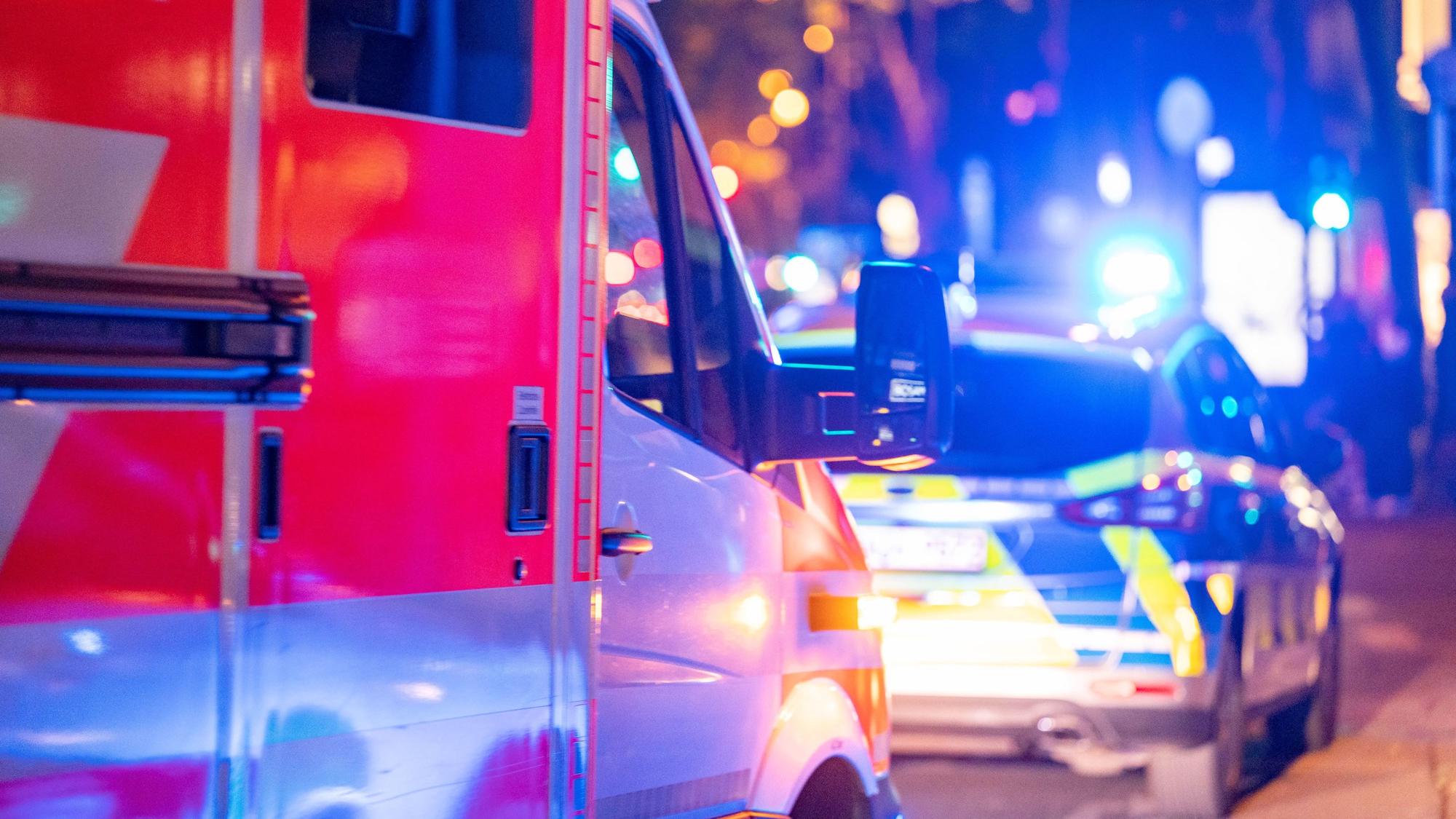 Die Polizei und ein Rettungswagen sind auf den Ringen im Einsatz.