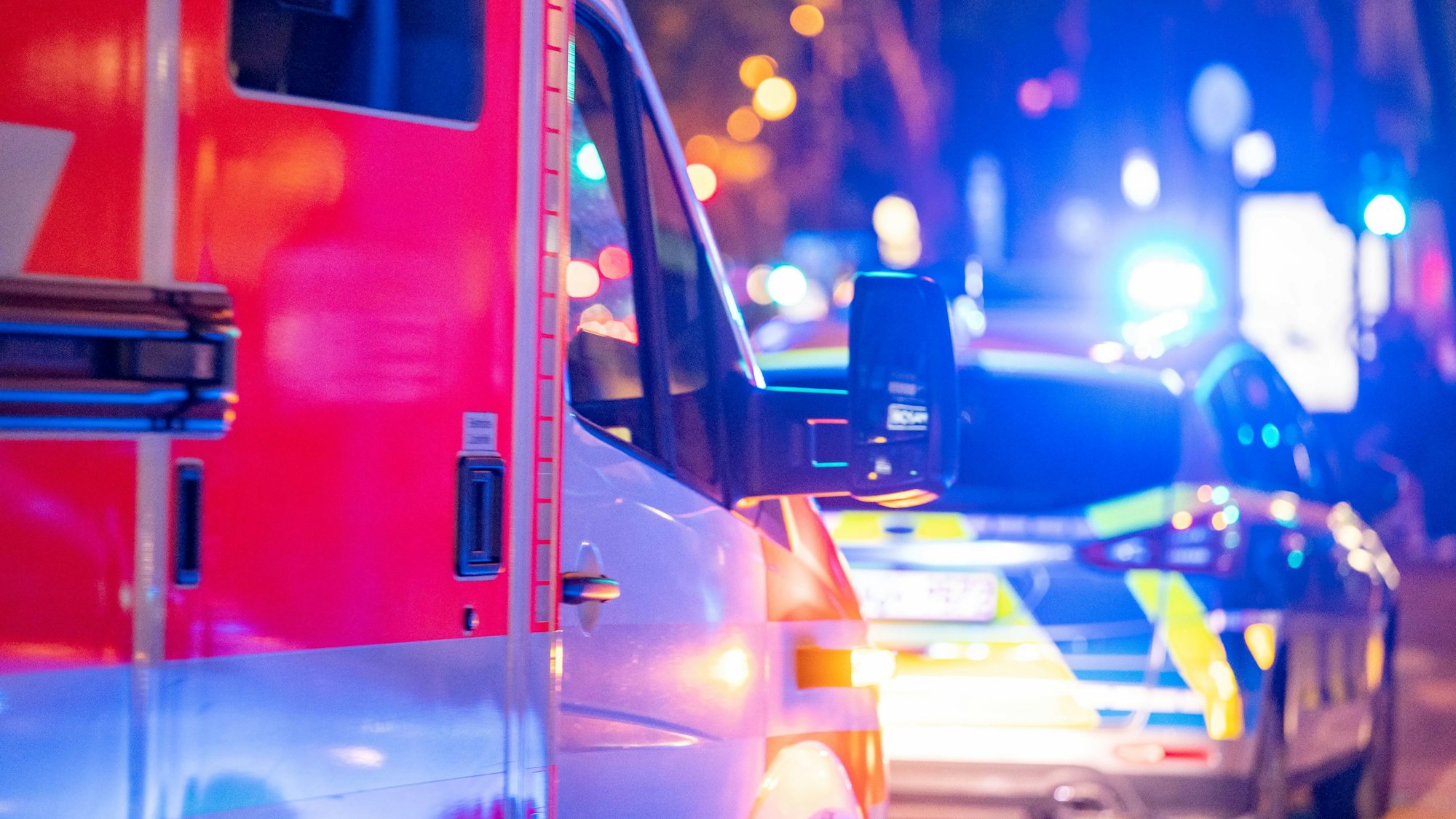 Die Polizei und ein Rettungswagen sind auf den Ringen im Einsatz.