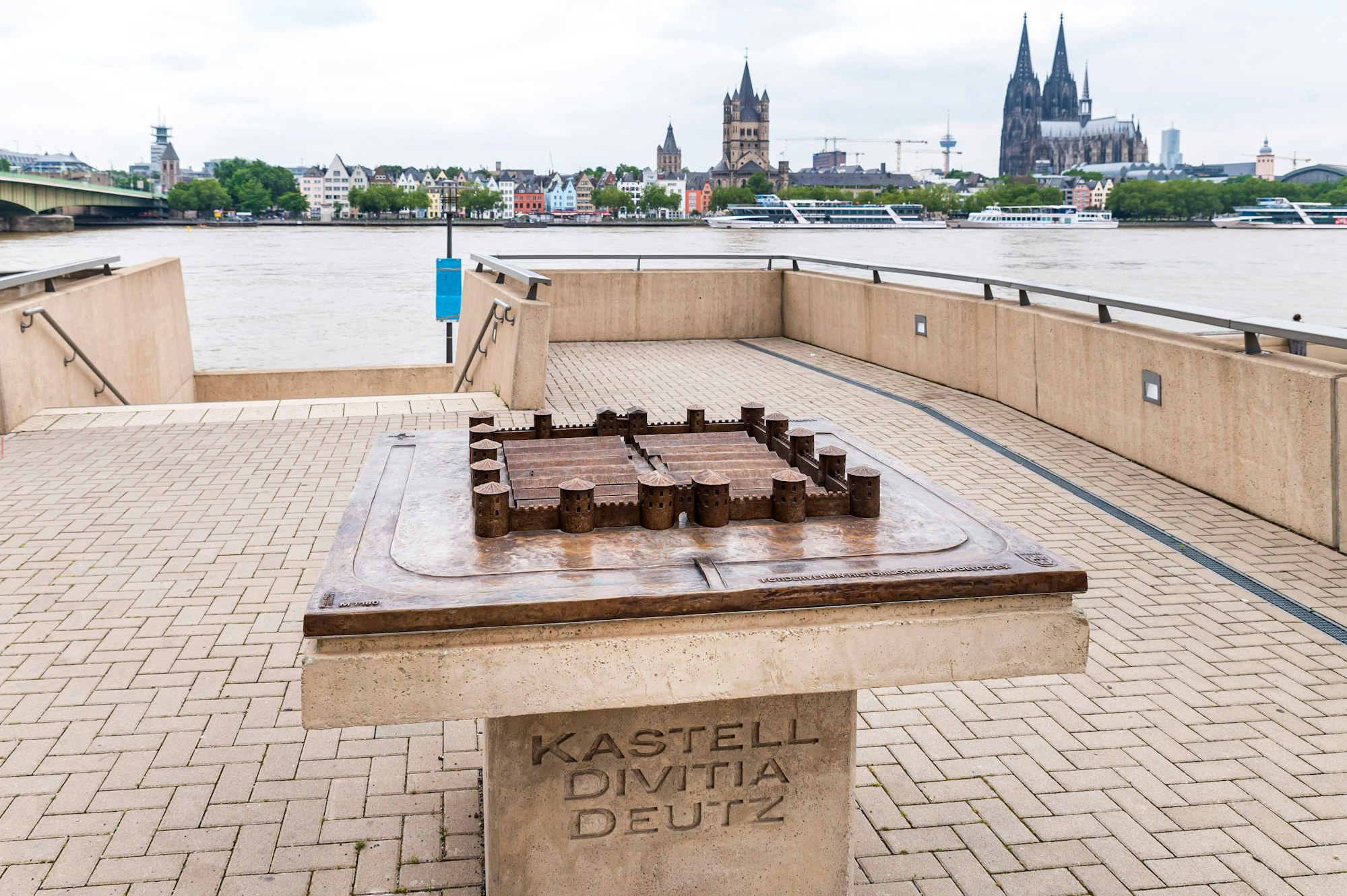 19.07.2021, Köln:
Im Historischen Park Deutz, direkt am Deutzer Rheinboulevard, befindet sich das Bronzemodell des Deutzer Kastells Divitia.
Es dient zur erlebbaren Präsentation von rechtsrheinischer Archäologie und Geschichte.
Das Kastell Deutz, in der Antike Divitia genannt, war ein stark befestigtes römisches Militärlager, das direkt bei der Colonia Claudia Ara Agrippinensium, dem römischen Köln, zur Sicherung der Grenze, als Brückenkopf einer Rheinbrücke und als Machtdemonstration gegenüber Feinden diente.
Montag 19. Juli 2021
Aufgenommen am: 19.07.2021
Foto: Alexander Roll (Staff)