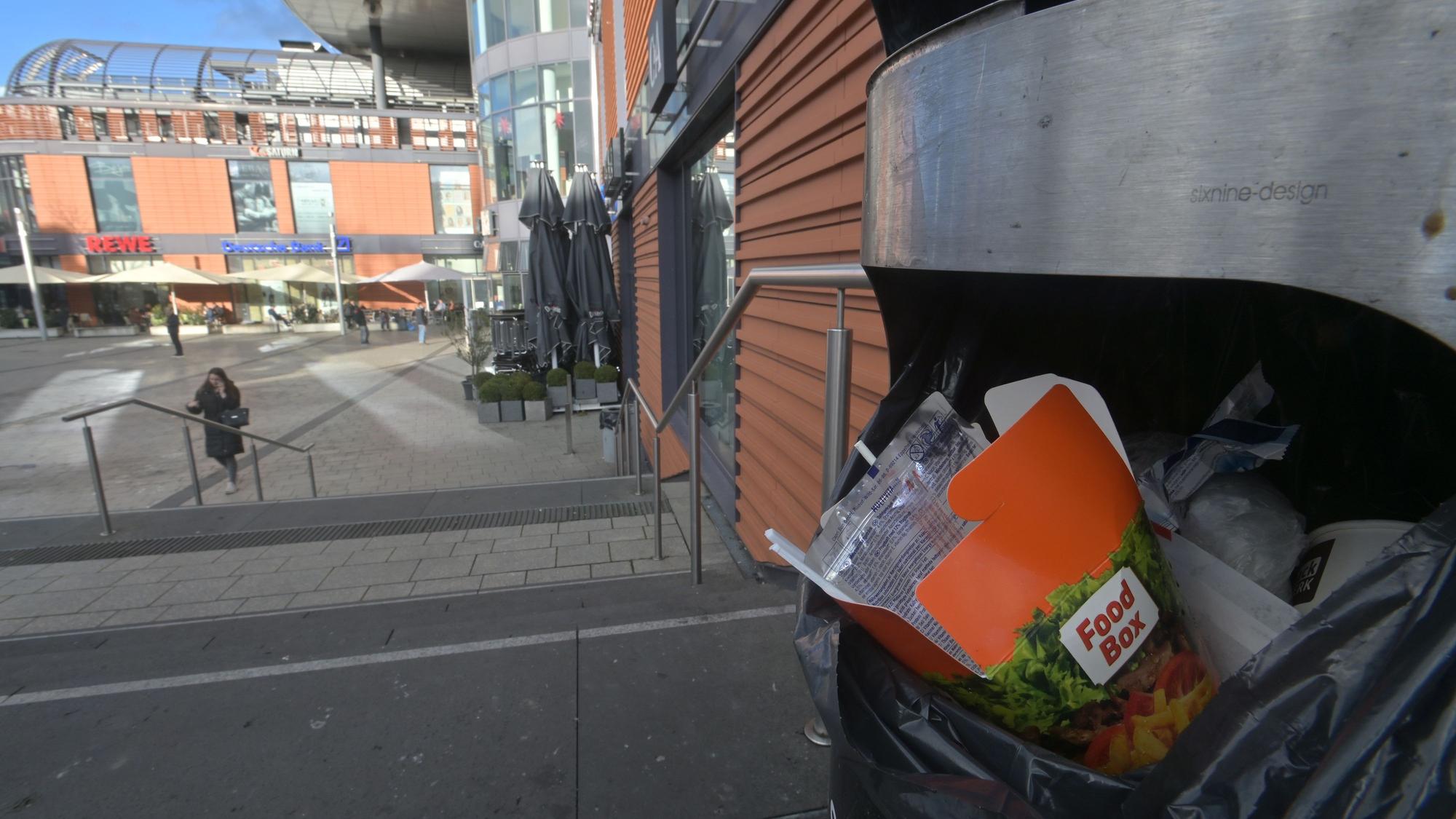 Mülleimer in Wiesdorf mit Einweg-Verpackung. Foto: Ralf Krieger