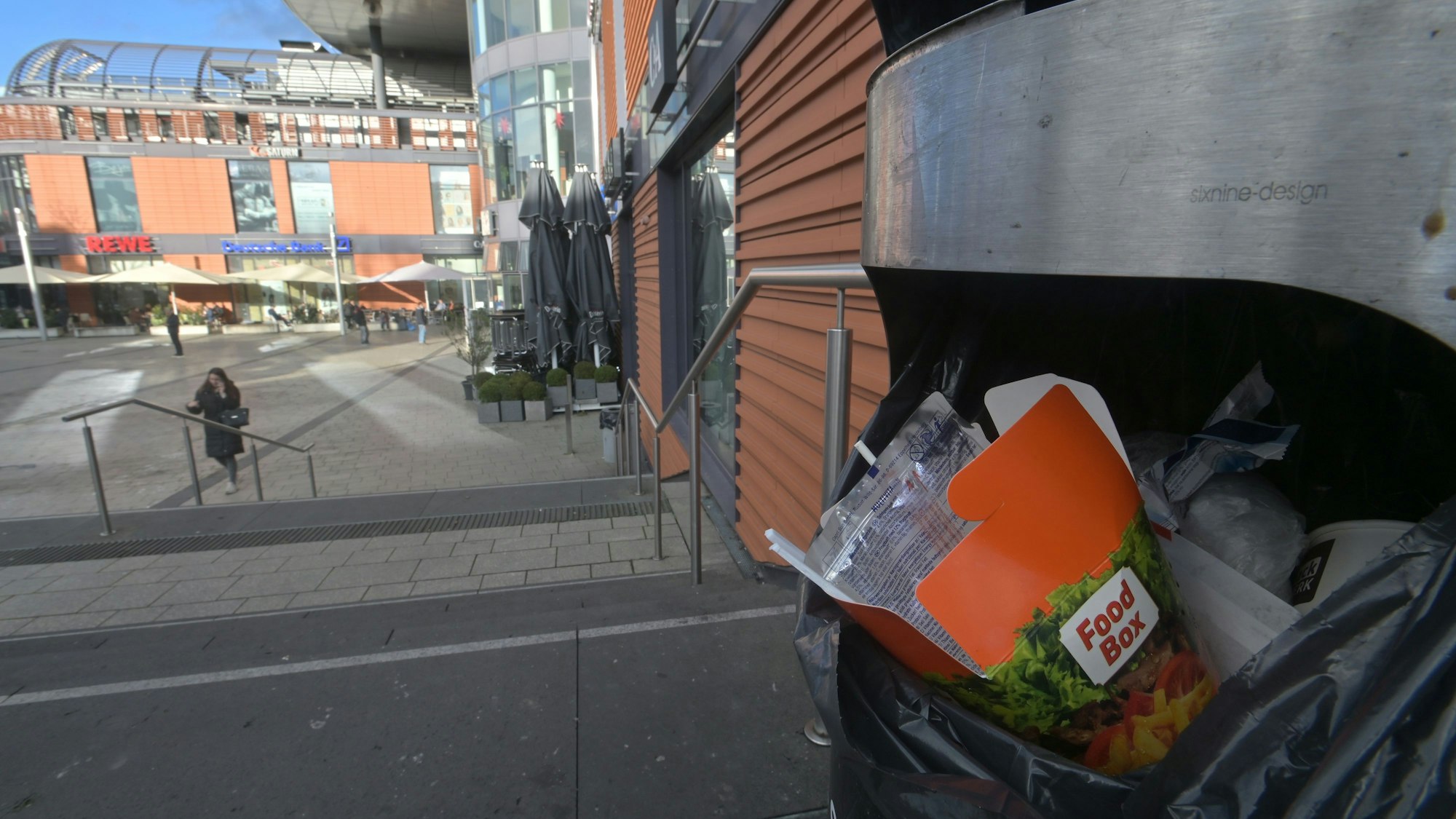 Mülleimer in Wiesdorf mit Einweg-Verpackung. Foto: Ralf Krieger