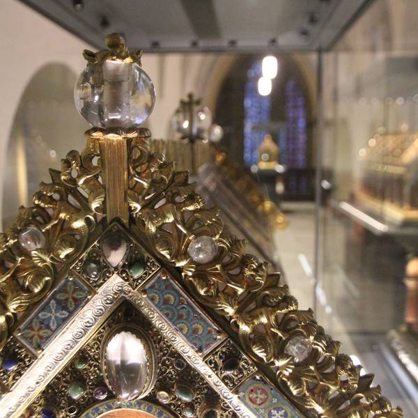 Bergkristalle an den Schreinen in der Schatzkammer Sankt Servatius in Siegburg.