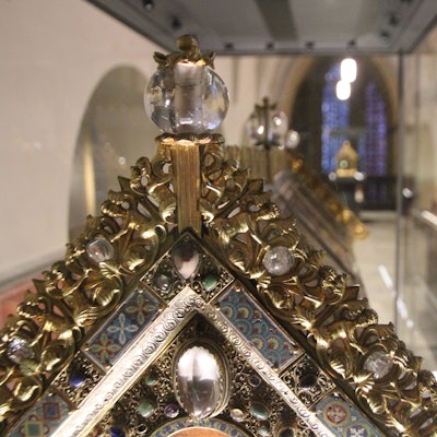 Bergkristalle an den Schreinen in der Schatzkammer Sankt Servatius in Siegburg.