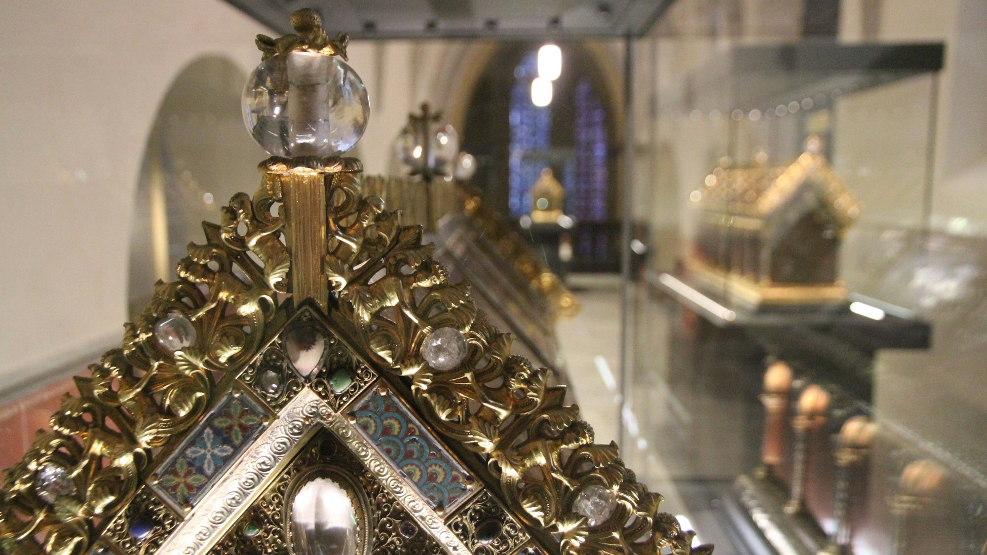 Bergkristalle an den Schreinen in der Schatzkammer Sankt Servatius in Siegburg.