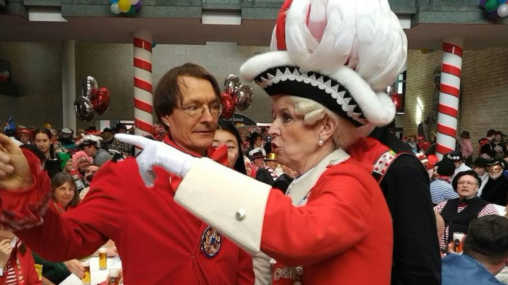 SPD-Gesundheitsminister Karl Lauterbach und Kölns Oberbürgermeisterin Henriette Reker beim Rosenmontagsempfang im Historischen Rathaus im Jahr 2019.