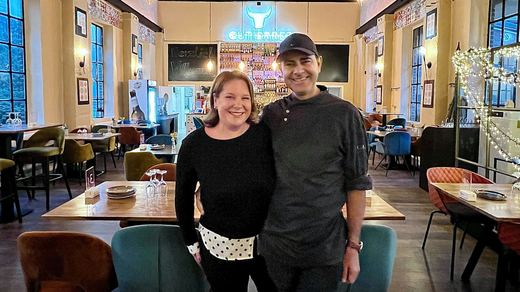 Simone El Gharbaoui-Guthier und Choukri El Gharbaoui stehen Arm in Arm in ihrem Lokal.