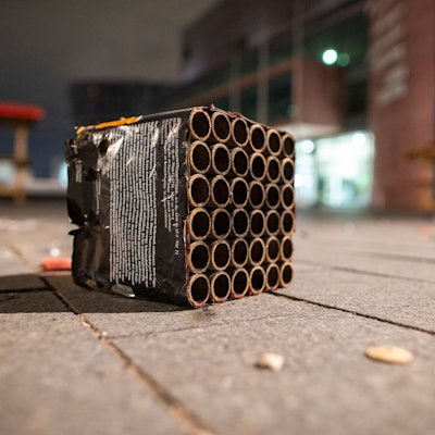 Duisburg: Ausgebrannte Böller und Raketen liegen in der Duisburger Innenstadt auf der Strasse.