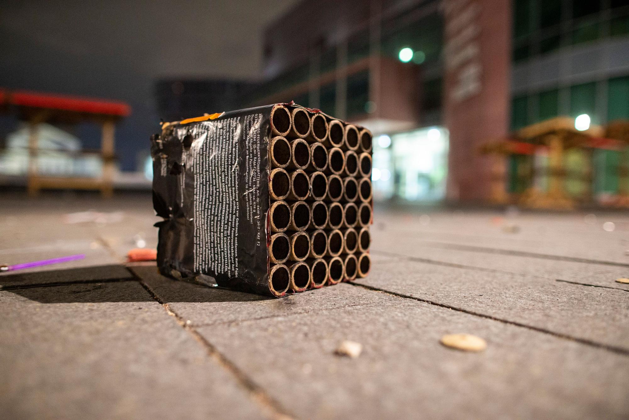 Duisburg: Ausgebrannte Böller und Raketen liegen in der Duisburger Innenstadt auf der Strasse.
