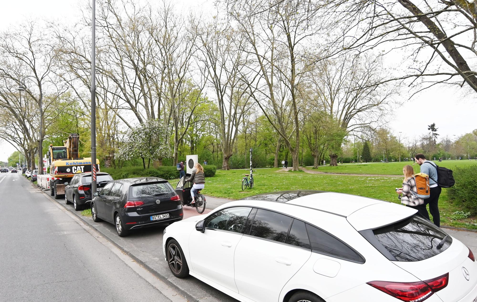 Parktaschen auf der Aachener Straße, Blickrichtung Westen (Stadtauswärts).