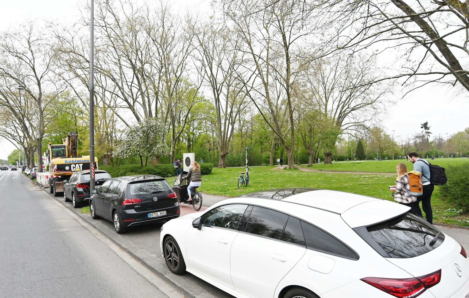Parktaschen auf der Aachener Straße, Blickrichtung Westen (Stadtauswärts).