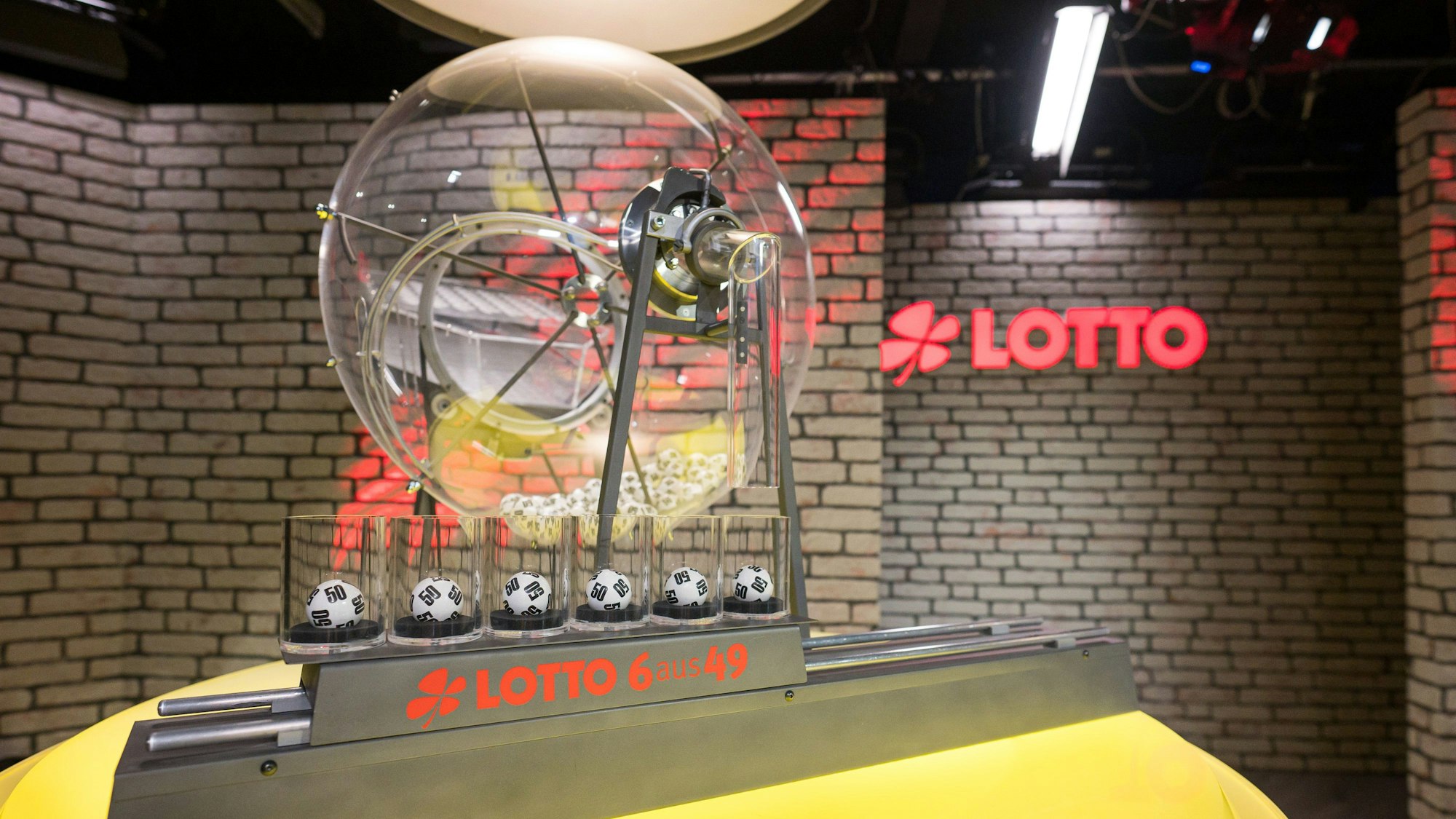 Die Ziehungsmaschinen der Lottozahlen 6 aus 49 steht in der neuen Studio Kulisse.