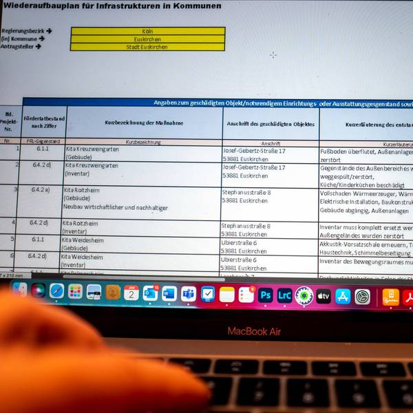 Ein Laptop, auf dessen Bildschirm der Wiederaufbauplan zu sehen ist.